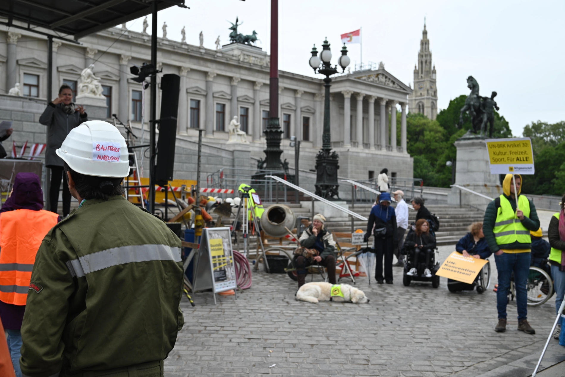 Mann mit symbolischem Baustellenoutfit am Protesttag