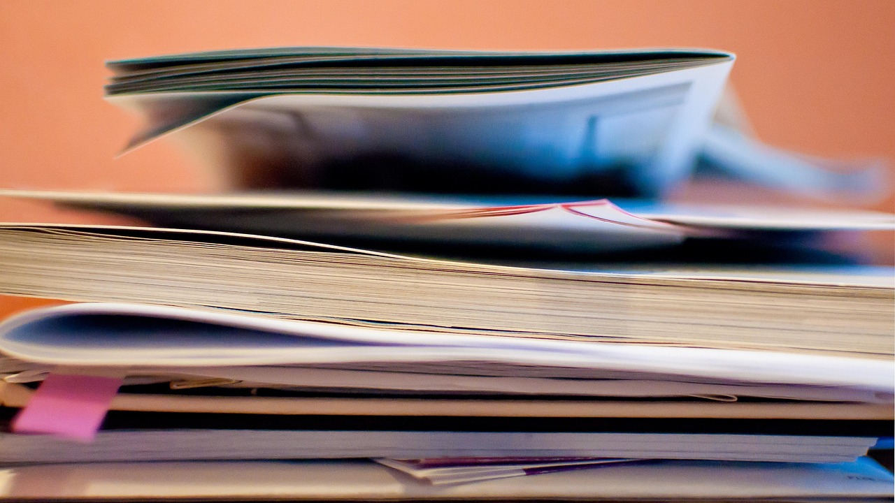 Ein Bild von einem Stapel Akten.